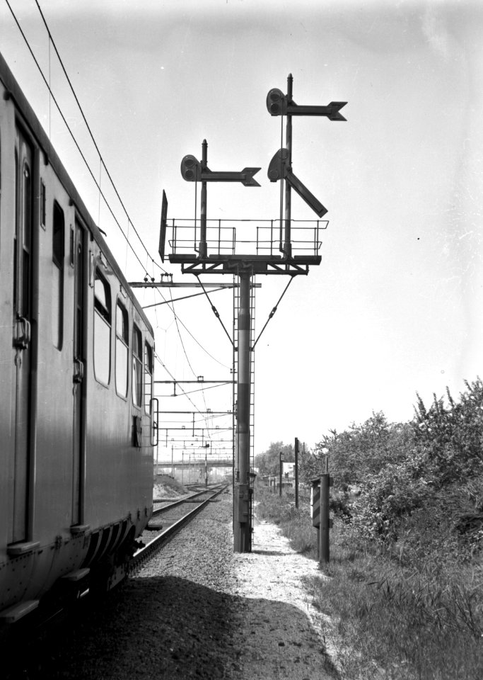HUA-153887-Afbeelding van een tweevoudig aftakkings bordessein met voorsein van de NS met een electrisch treinstel mat 1936 op de spoorlijn Amsterdam Utrecht nab