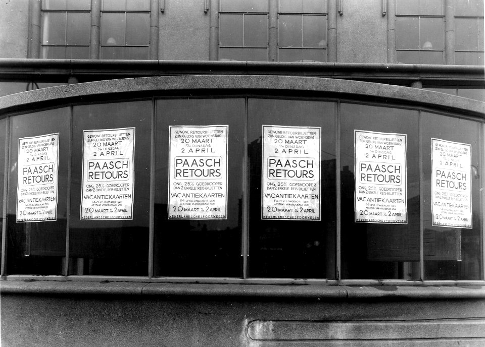 HUA-163419-Afbeelding van affiches met reclame voor Paaschretours op de ramen van de hal van het N.S.-station Utrecht C.S. te Utrecht