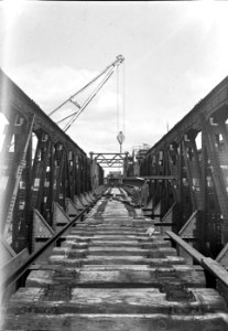 HUA-152729-Gezicht in de spoorbrug over de IJssel te Zutphen tijdens herstel van oorlogsschade