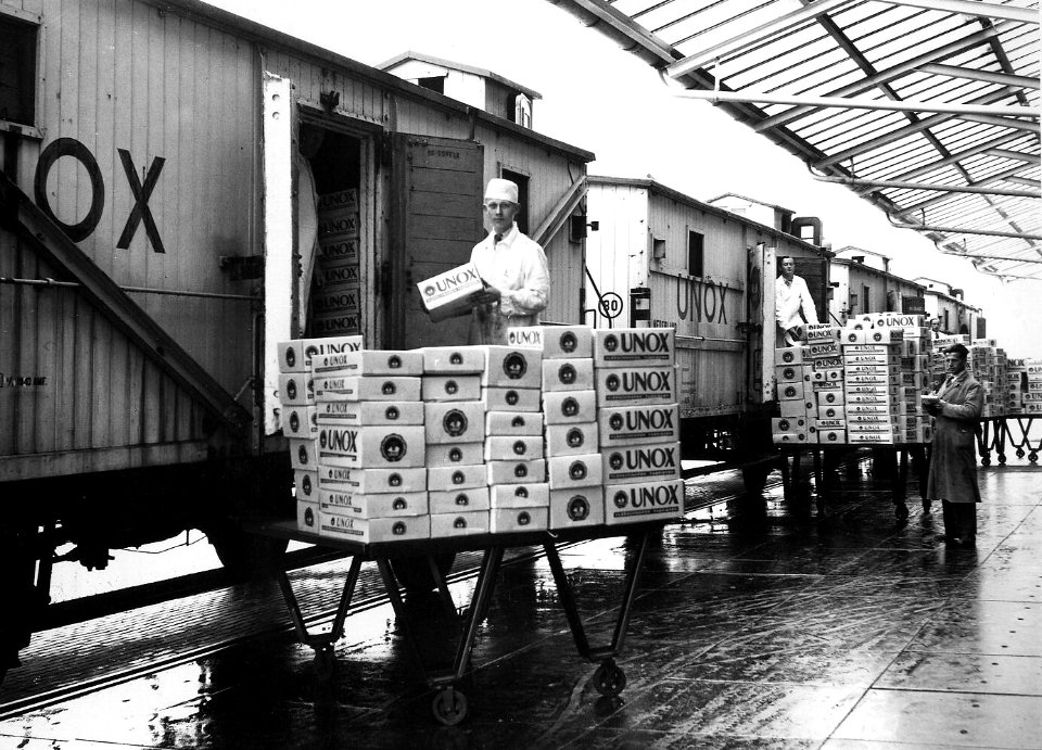 HUA-163428-Afbeelding van het beladen van koelwagens met vleesproducten van Unox te Oss