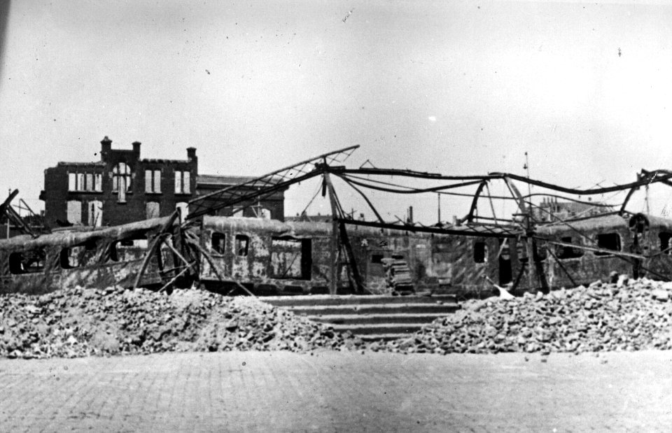 HUA-152741-Afbeelding van het diesel-electrische treinstel nr. 25 (DE 3, serie 11-50) van de N.S. dat door het bombardement van 14 mei 1940 vernield is op het N.S.-station Rotterdam Maas te Rotterdam