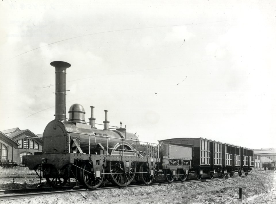 HUA-163421-Afbeelding van de replica van de stoomlocomotief De Arend van de NS met bijbehorende rijtuigen bij de centrale werkplaats te Zwolle