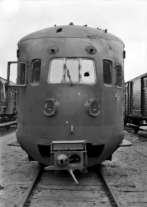 HUA-152745-Afbeelding van de kop van een electrisch treinstel mat 1936 van de NS te Tilburg dat tijdens de oorlog beschoten is