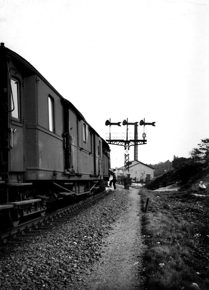 HUA-163438-Afbeelding van het loodsen van een trein, getrokken door een stoomlocomotief uit de serie 3700-3800 van de N.S., door een onveilig sein te Amersfoort