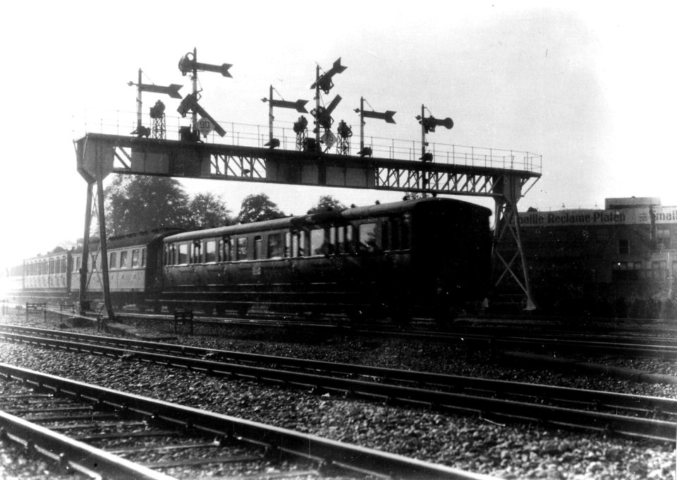 HUA-163426-Gezicht op de seinbrug over het emplacement van het N.S.-station Naarden-Bussum te Bussum