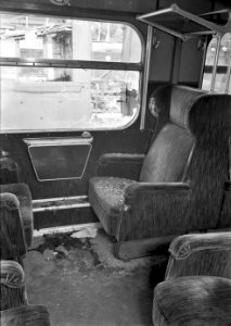 HUA-152750-Afbeelding van een door oorlogshandelingen beschadigd interieur 2e klasse van een electrisch treinstel mat 1940 van de NS
