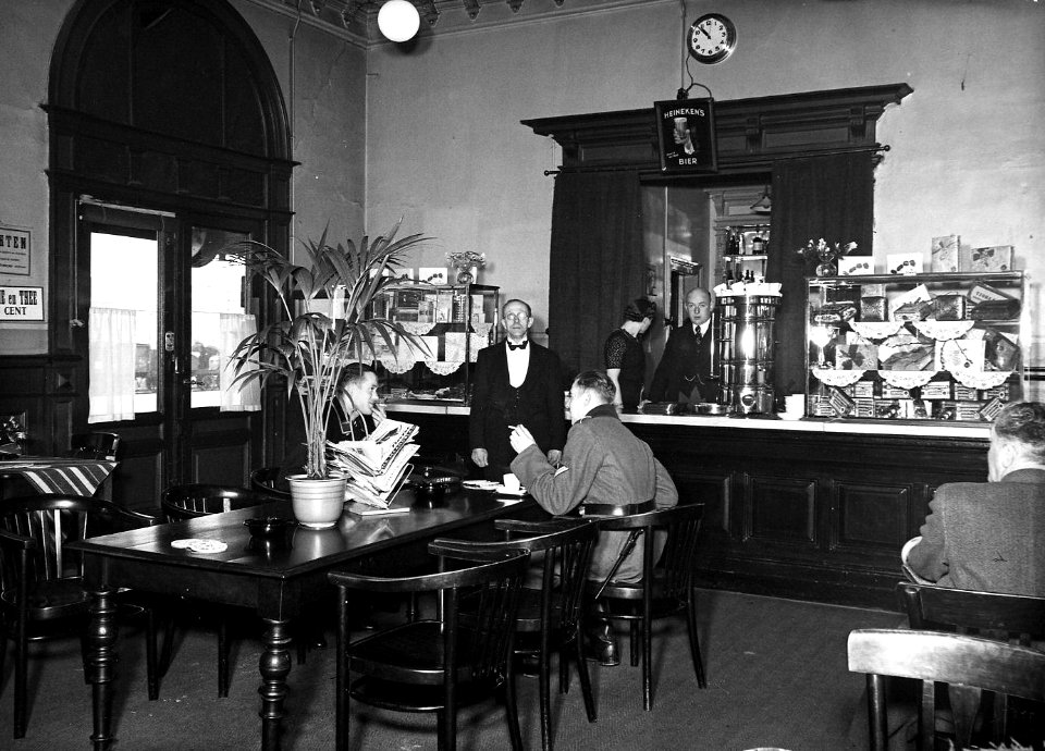 HUA-163450-Interieur van het N.S.-station Schiedam te Schiedam- wachtkamer 1e en 2e klasse, met buffet