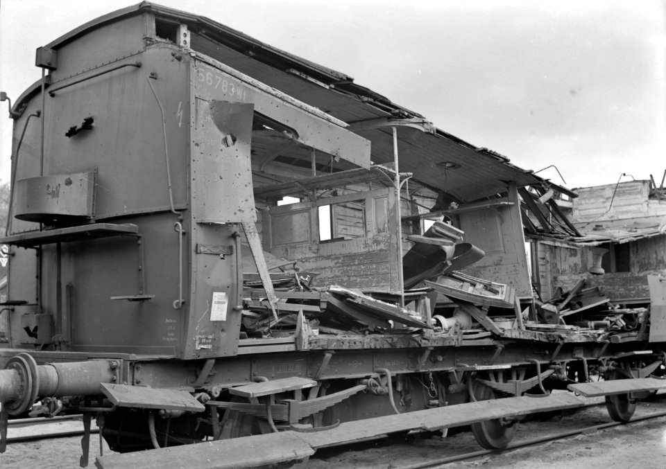 HUA-152758-Afbeelding van een door oorlogshandelingen vernield houten rijtuig (nr. 56783 Wt van de D.R.)