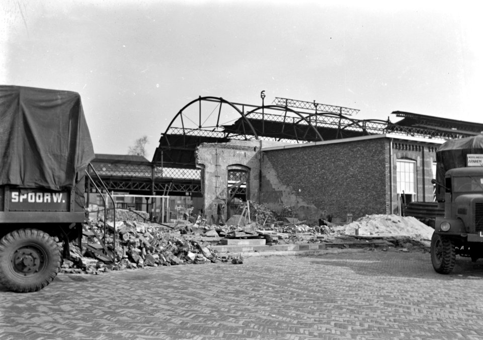 HUA-152764-Gezicht op een gedeelte van het door oorlogshandelingen vernielde NS station Arnhem te Arnhem