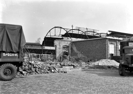 HUA-152764-Gezicht op een gedeelte van het door oorlogshandelingen vernielde NS station Arnhem te Arnhem