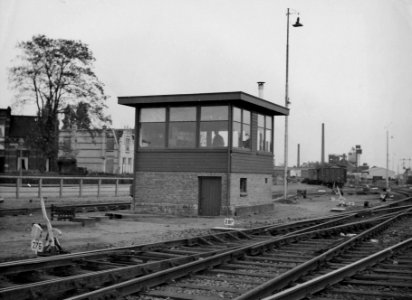 HUA-163444-Gezicht op het seinhuis Post IV van de N.S. aan de oostzijde van het emplacement te Amersfoort. Op de achtergrond de Soesterweg en de gasfabriek