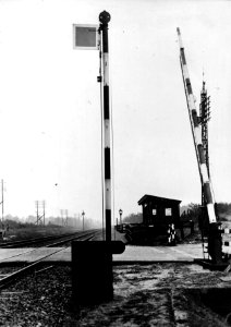 HUA-153936-Afbeelding van een halteseinbord van de N.S. bij de stopplaats De Vlasakkers bij Amersfoort