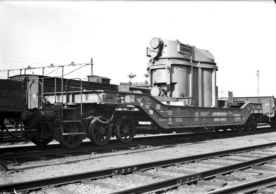 HUA-154074-Afbeelding van een kuilwagen van A G Brown Boveri Zwitserland met een transformator op het NS emplacement te Roosendaal
