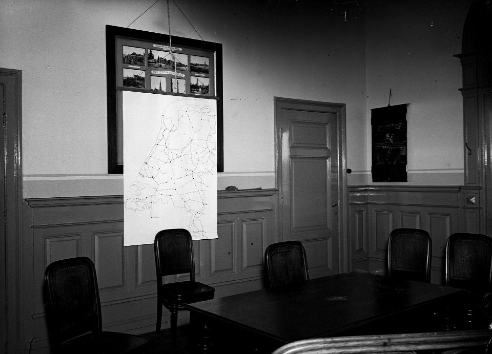 HUA-163462-Interieur van het N.S.-station Schiedam te Schiedam- wachtkamer 1e en 2e klasse
