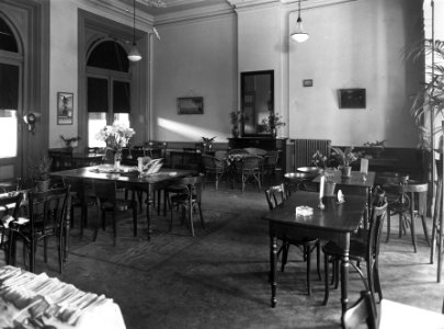 HUA-163470-Interieur van het N.S.-station Hilversum te Hilversum- wachtkamer 2e klasse