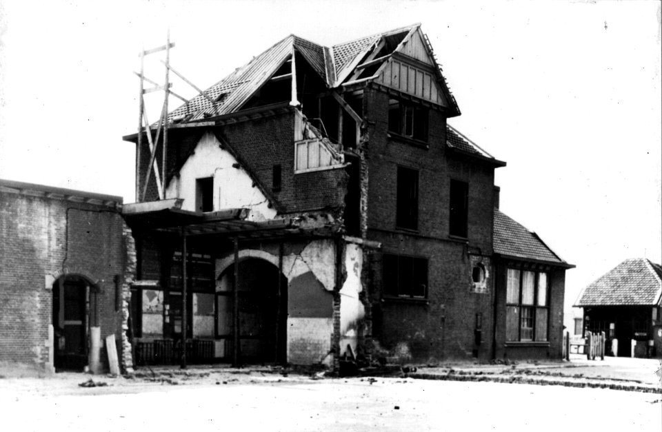 HUA-152782-Gezicht op het door oorlogshandelingen beschadigde N.S.-station IJmuiden te IJmuiden