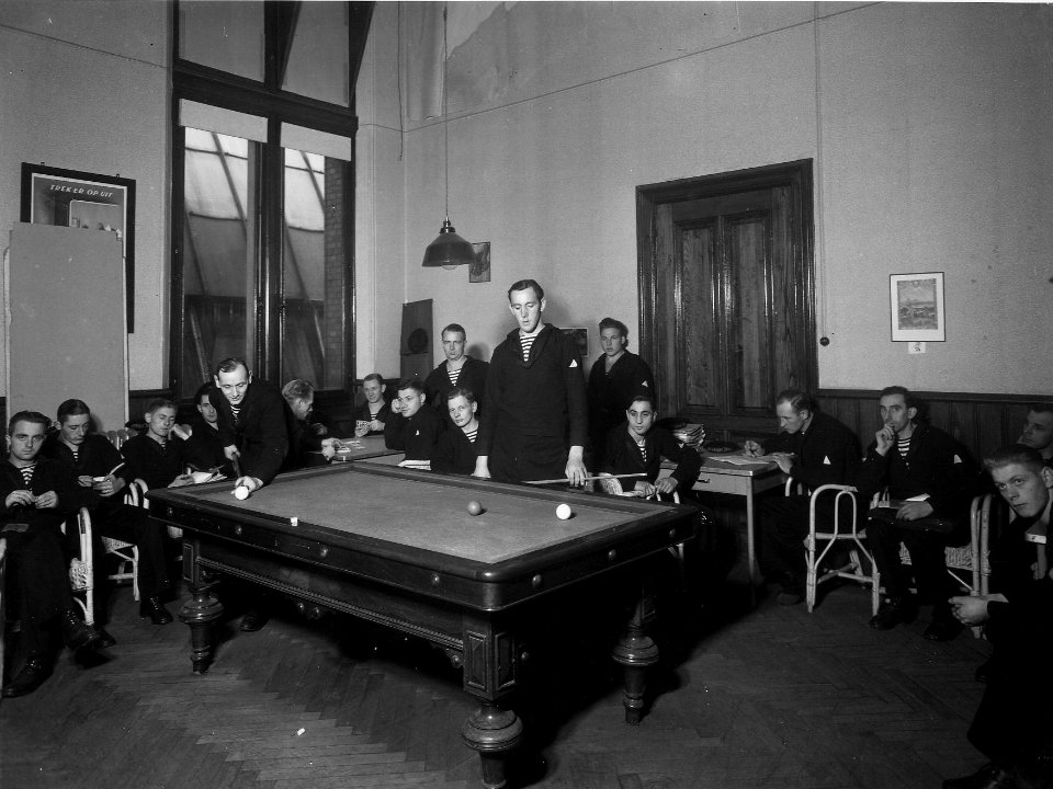 HUA-163460-Afbeelding van leden van de Brandwacht bij het billard in de ontspanningszaal van het N.S.-station Amsterdam C.S. te Amsterdam