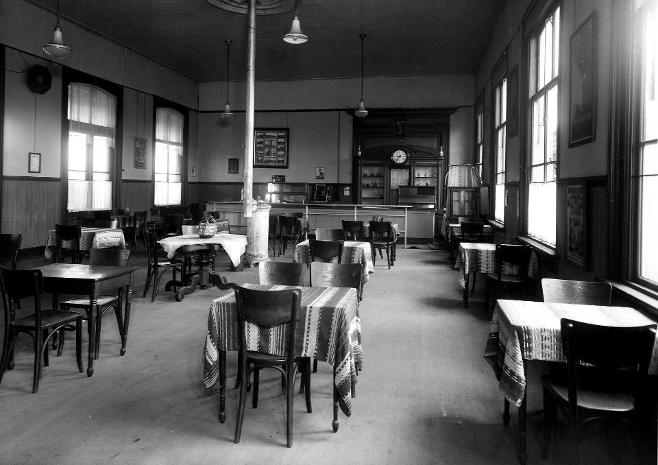 HUA-163472-Interieur van het N.S.-station Zutphen te Zutphen- wachtkamer 3e klasse