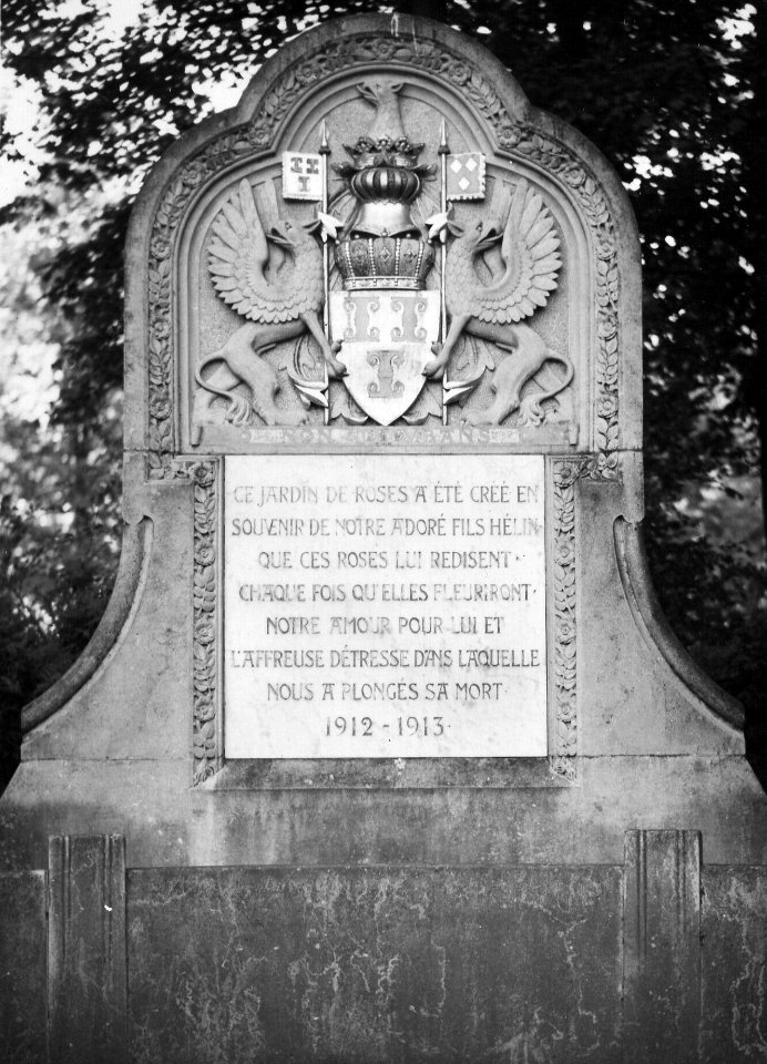 HUA-163476-Afbeelding van het gedenkteken in de Rozentuin van het Kasteel De Haar (Kasteellaan 1) te Haarzuilens. N.B. De gemeente Haarzuilens is per 1 januari 1954 opgenomen in de gemeente Vleuten-De Meern; dez