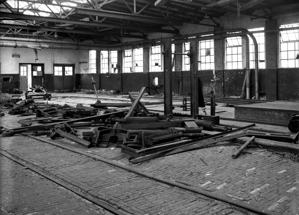 HUA-152809-Interieur van de tijdens de oorlog geplunderde werkplaats van het Houtbereidingsbedrijf (HBI) van de N.S. te Dordrecht