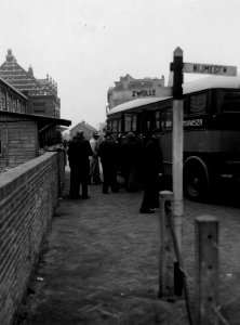 HUA-163490-Afbeelding van een opleggerbus van de N.S. op het Stationsplein te Arnhem