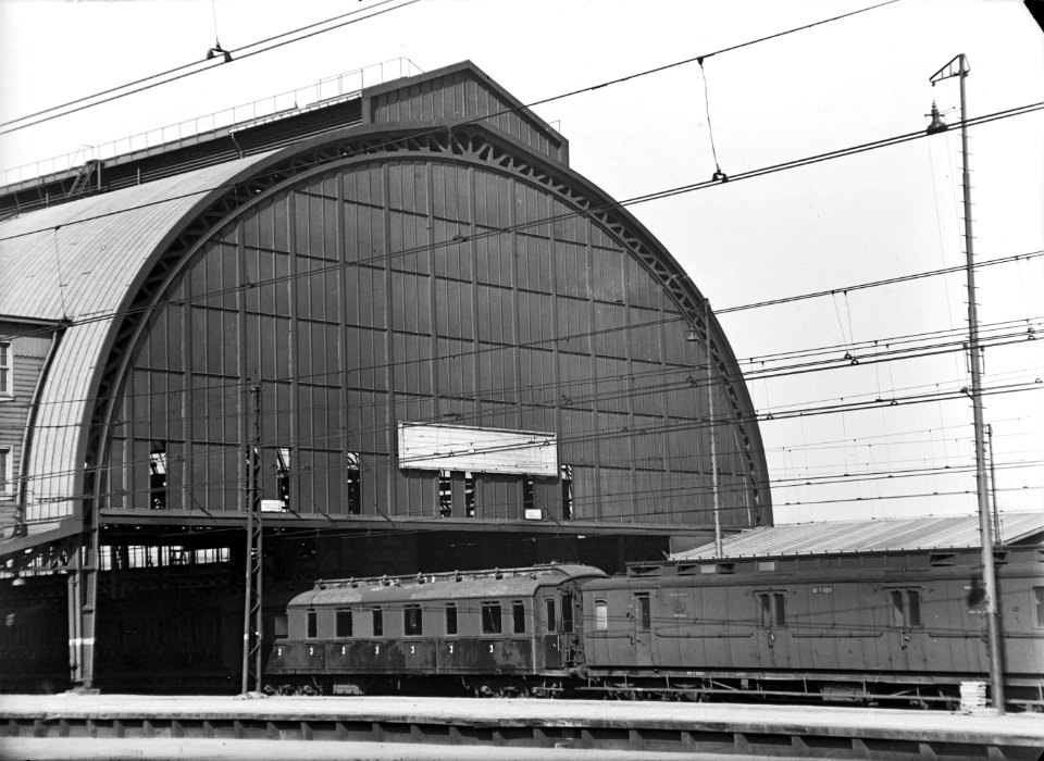HUA-154582-Gezicht op de tweede perronkap van het N.S.-station Amsterdam C.S. te Amsterdam