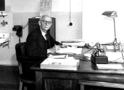 HUA-163510-Portret van Ir. Roesingh van de N.S. achter zijn bureau