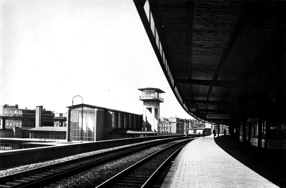 HUA-154588-Gezicht op het NS station Amsterdam Muiderpoort te Amsterdam vanaf het perron