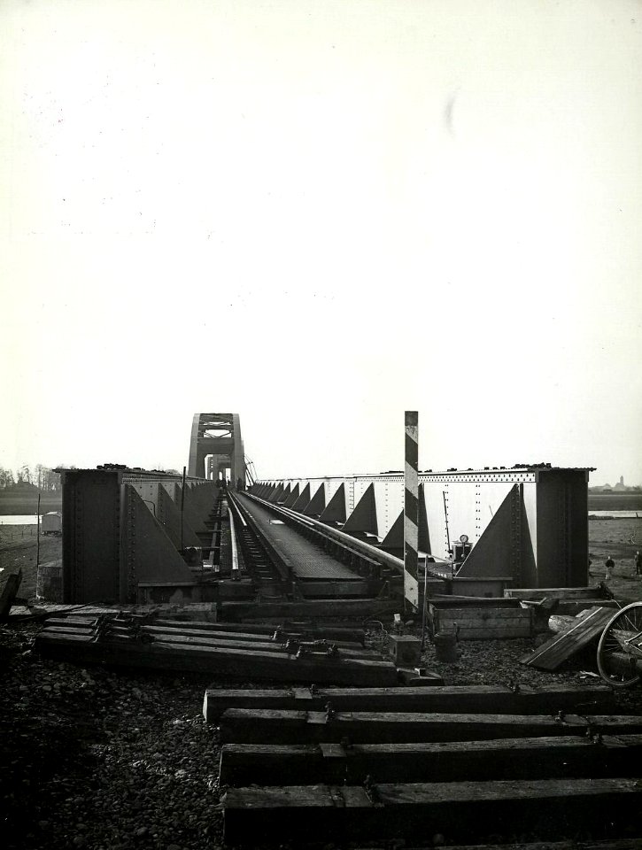 HUA-163526-Gezicht op de werkzaamheden ten behoeve van het herstel van de tijdens de oorlog vernielde spoorbrug over de Maas te Ravenstein