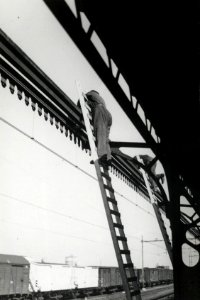 HUA-163531-Gezicht op de werkzaamheden ten behoeve van het herstel van de tijdens de oorlog vernielde perronkap van het N.S.-station 's-Hertogenbosch te 's-Hertogenbosch