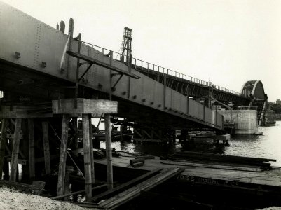 HUA-163524-Gezicht op de werkzaamheden ten behoeve van het herstel van de tijdens de oorlog vernielde spoorbrug over de Maas te Ravenstein