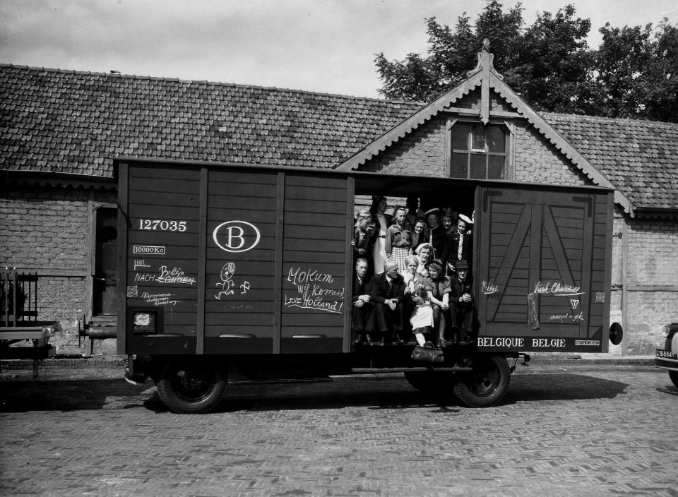 HUA-163566-Afbeelding van een praalwagen tijdens de bevrijdingsoptocht van de N.S. te Zeist