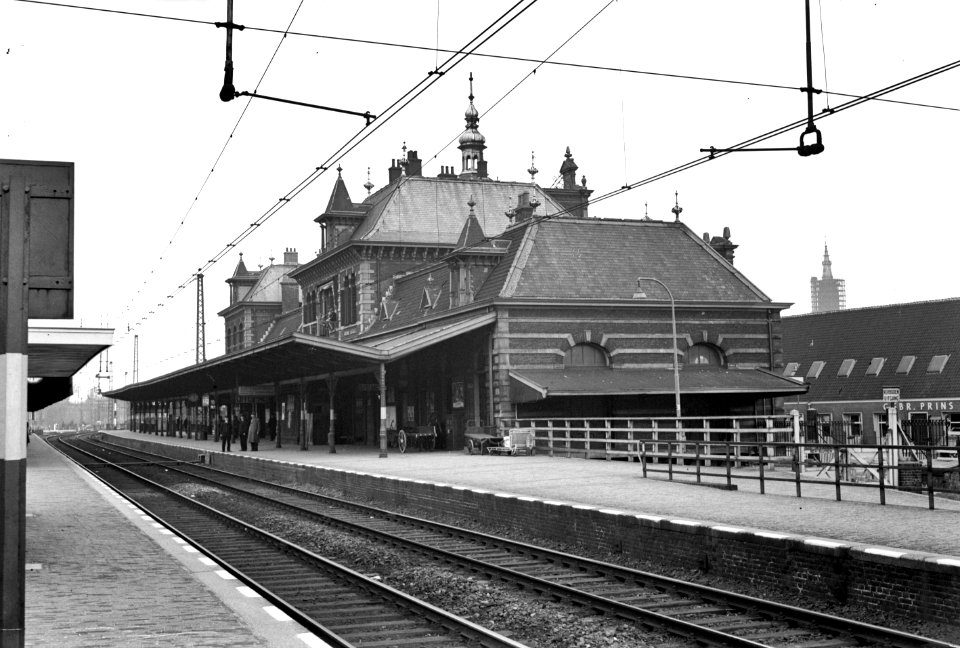 HUA-154606-Gezicht op de perronzijde van het NS station Delft te Delft