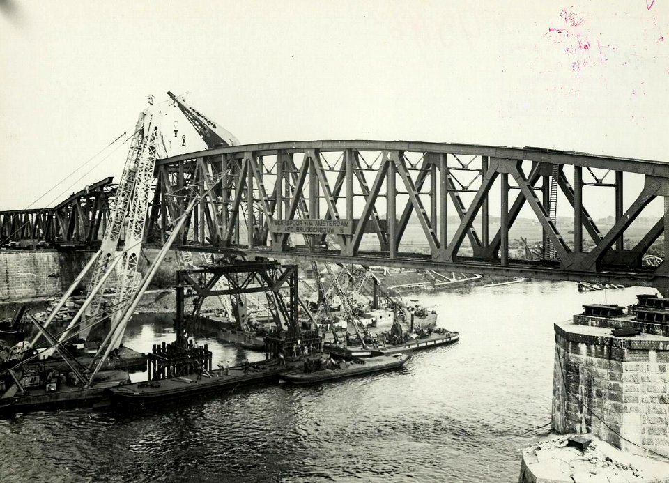 HUA-163529-Gezicht op de werkzaamheden ten behoeve van het herstel van de tijdens de oorlog vernielde spoorbrug over de Waal te Zaltbommel