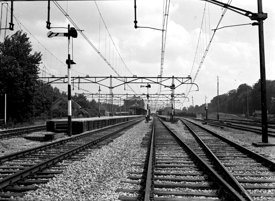 HUA-154610-Gezicht op de perrons en het emplacement van het N.S.-station Dordrecht te Dordrecht met op de achtergrond het stationsgebouw
