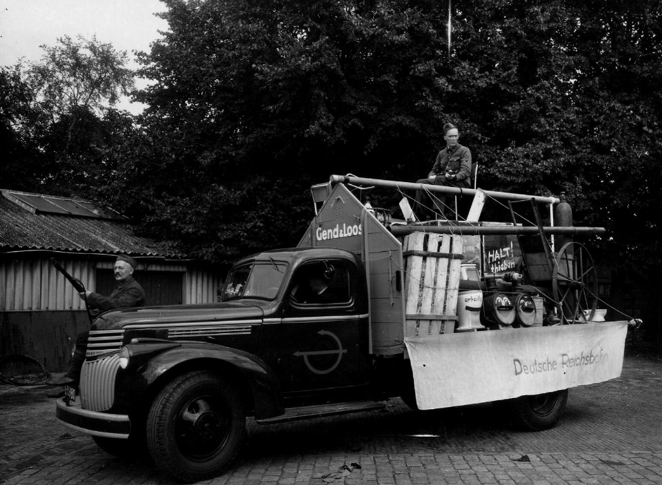 HUA-163564-Afbeelding van een tot praalwagen verbouwde vrachtauto van de A.T.O. - Van Gend & Loos tijdens de bevrijdingsoptocht van de N.S. te Zeist