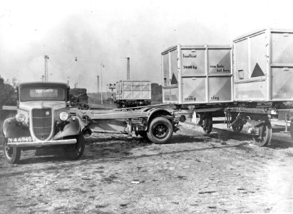 HUA-163598-Afbeelding van het overladen van een laadkist van de N.S. van vrachtauto naar goederenwagen (vermoedelijk op de laad- en losplaats te Ede-Wageningen) photo