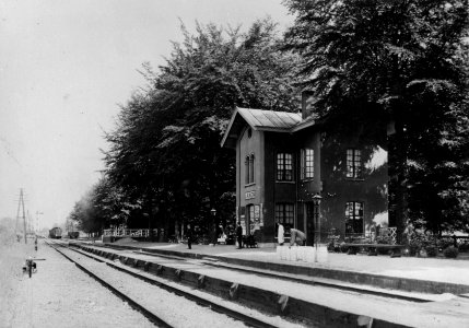 HUA-154633-Gezicht op de perronzijde van het station Laren-Almen van de Staatsspoorwegen te Laren
