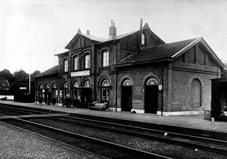 HUA-154641-Gezicht op de perronzijde van het N.S.-station Legerplaats Oldebroek te 't Harde. N.B. De stationsnaam Legerplaats Oldebroek is per 26-5-1963 gewijzigd in 't Harde
