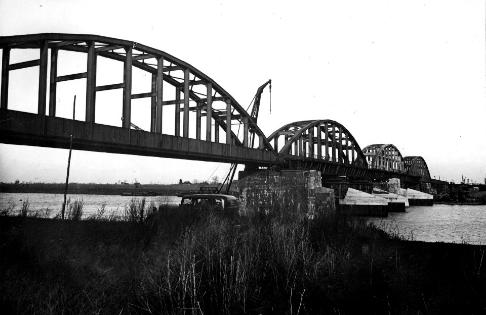 HUA-153558-Afbeelding van de herstelwerkzaamheden aan de spoorbrug over de Maas bij Ravenstein