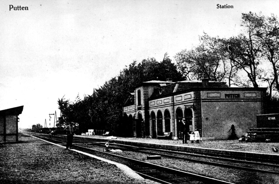 HUA-154652-Gezicht op de perronzijde van het NCS station Putten te Putten