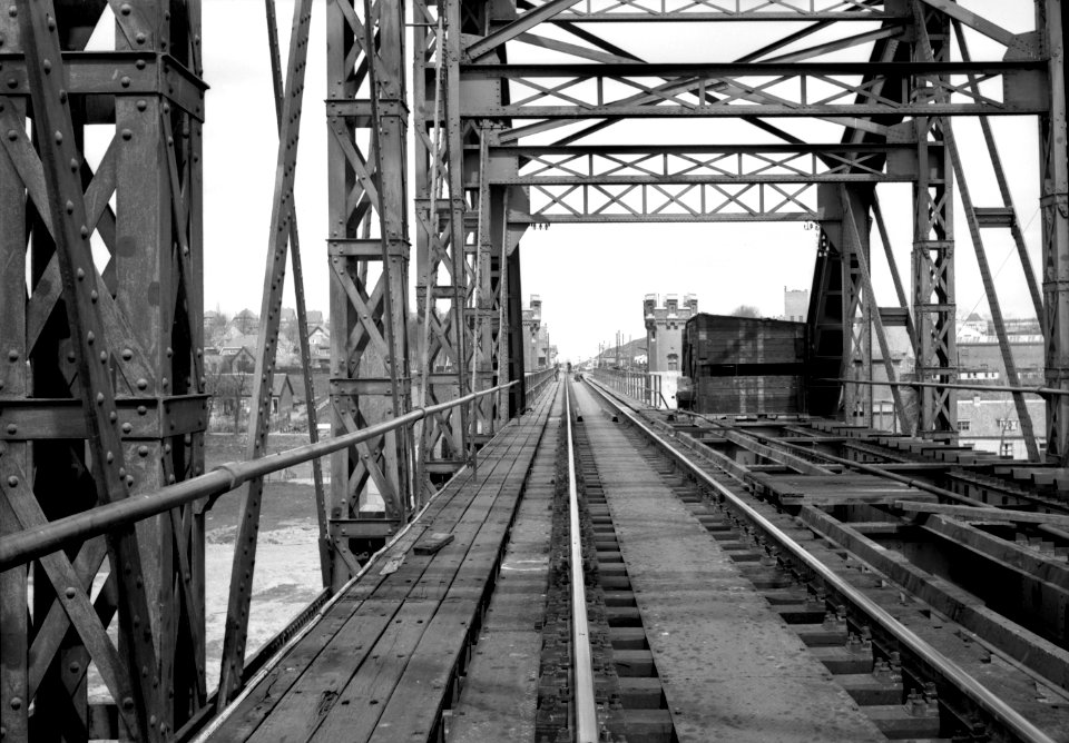 HUA-153562-Gezicht op de provosorisch herstelde spoorbrug over de Rijn bij Rhenen
