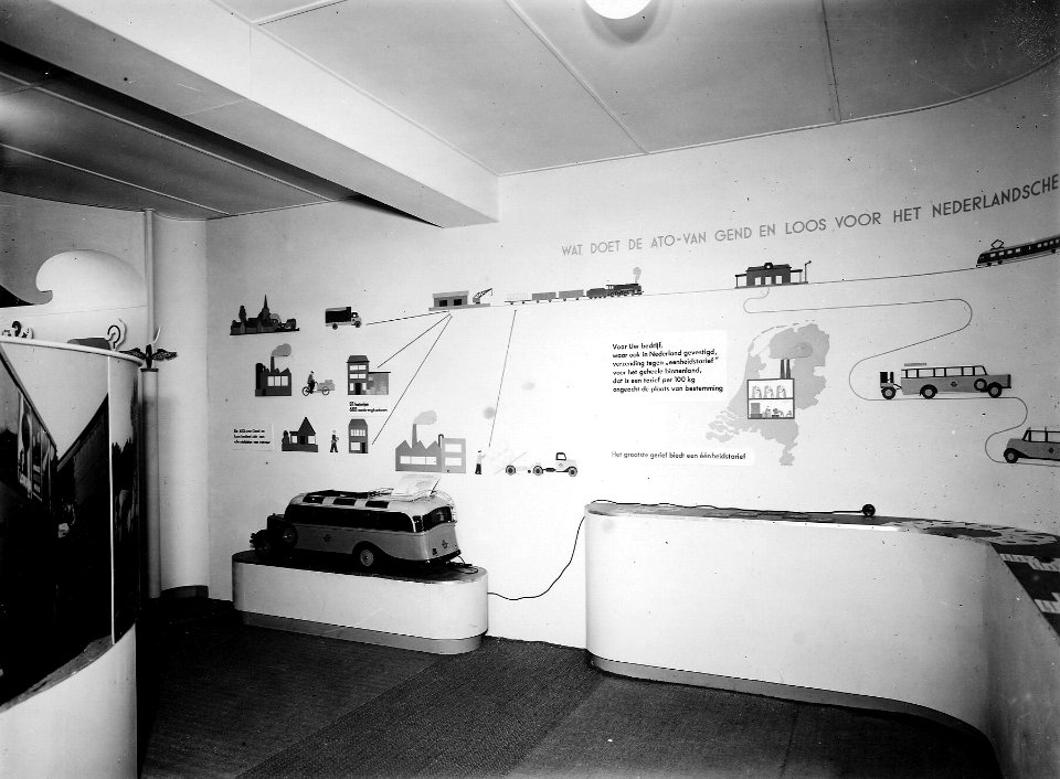 HUA-163606-Afbeelding van een stand van de N.S. over de A.T.O. en Van Gend & Loos op een beurs of tentoonstelling