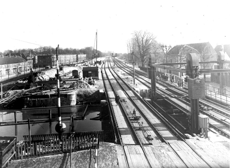 HUA-153586-Gezicht op de draaibrug over de Vaartsche Rijn in de spoorlijn Utrecht-De Bosch, ter hoogte van de halte Utrecht Jeremiebrug, uit het noordwesten. Rechts de tijdelijke hulpspoorbaan met hefbrug en lin