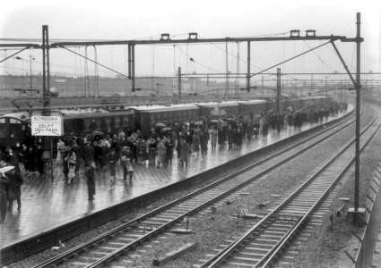 HUA-154661-Gezicht op het perron van het N.S.-station Feyenoord te Rotterdam met een menigte stadionbezoekers en een trein bestaande uit rijtuigen van het electrisch buffermaterieel (mat. 1924, blokkendozen) v