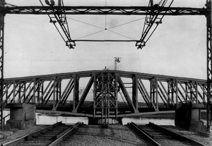 HUA-153611-Gezicht op de spoorbrug over het Noordzeekanaal bij Velsen in opengedraaide stand