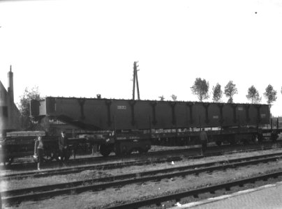 HUA-163636-Afbeelding van de platte goederenwagen nr. 89236 van de N.S. met een brugdeel op het emplacement te Helmond, mogelijk bestemd voor een spoorbrug bij Roermond, afkomstig van de Koninklijke Nederlandsch