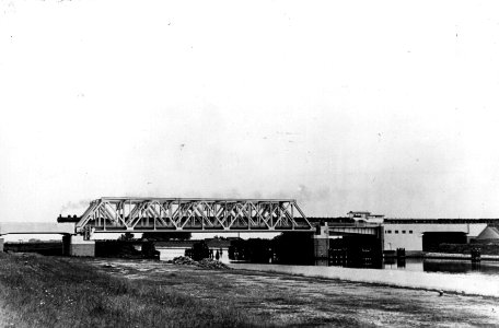 HUA-153631-Gezicht op de spoorbrug over het Kanaal door Zuid-Beveland bij Vlake met een stoomtrein