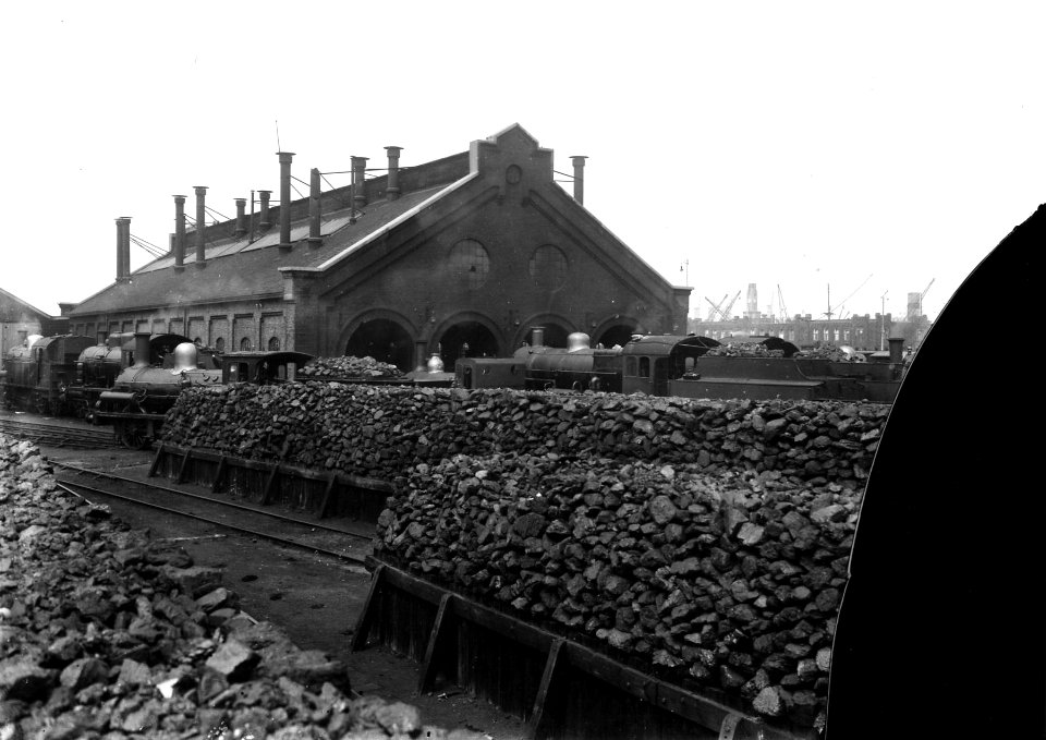 HUA-163652-Gezicht op de rechte locomotiefloods van de N.S. op het goederenemplacement Rietlanden te Amsterdam. N.B. De afbeelding maakt deel uit van een serie foto's met betrekking tot de Spoorwegwerken te Amst