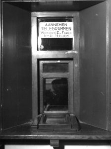 HUA-163642-Interieur van het N.S.-station Hilversum te Hilversum- loket voor de aanname van telegrammen